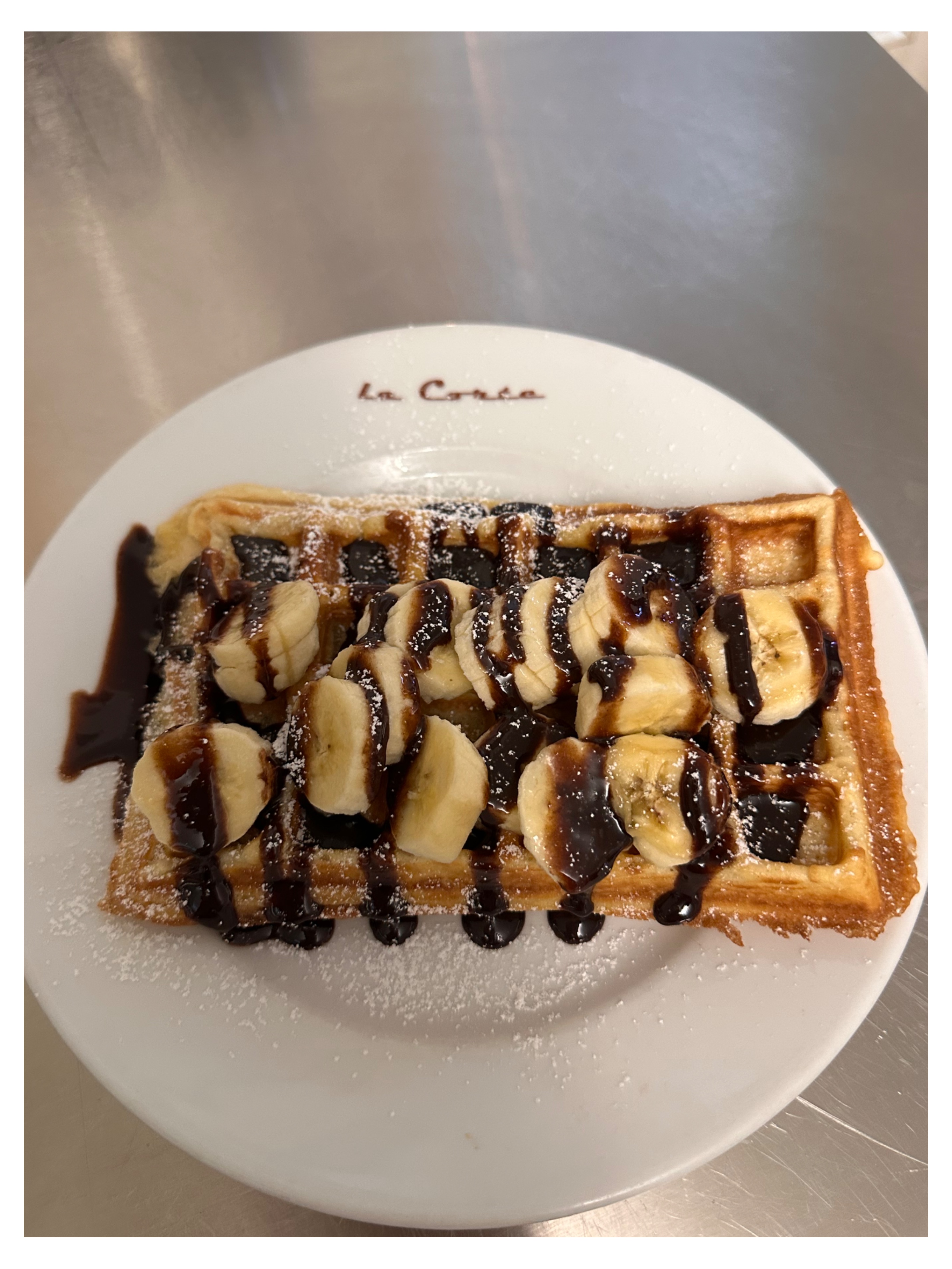 Waffel mit Banane und Schokolade