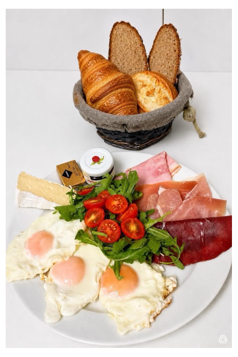 Spiegelei mit drei Sorten schicken und Brie Käse