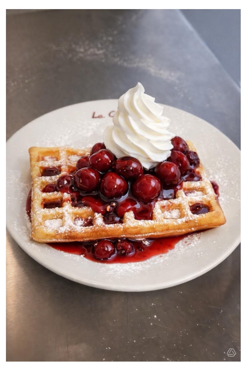 Waffel mit Rote Grütze und Sahne