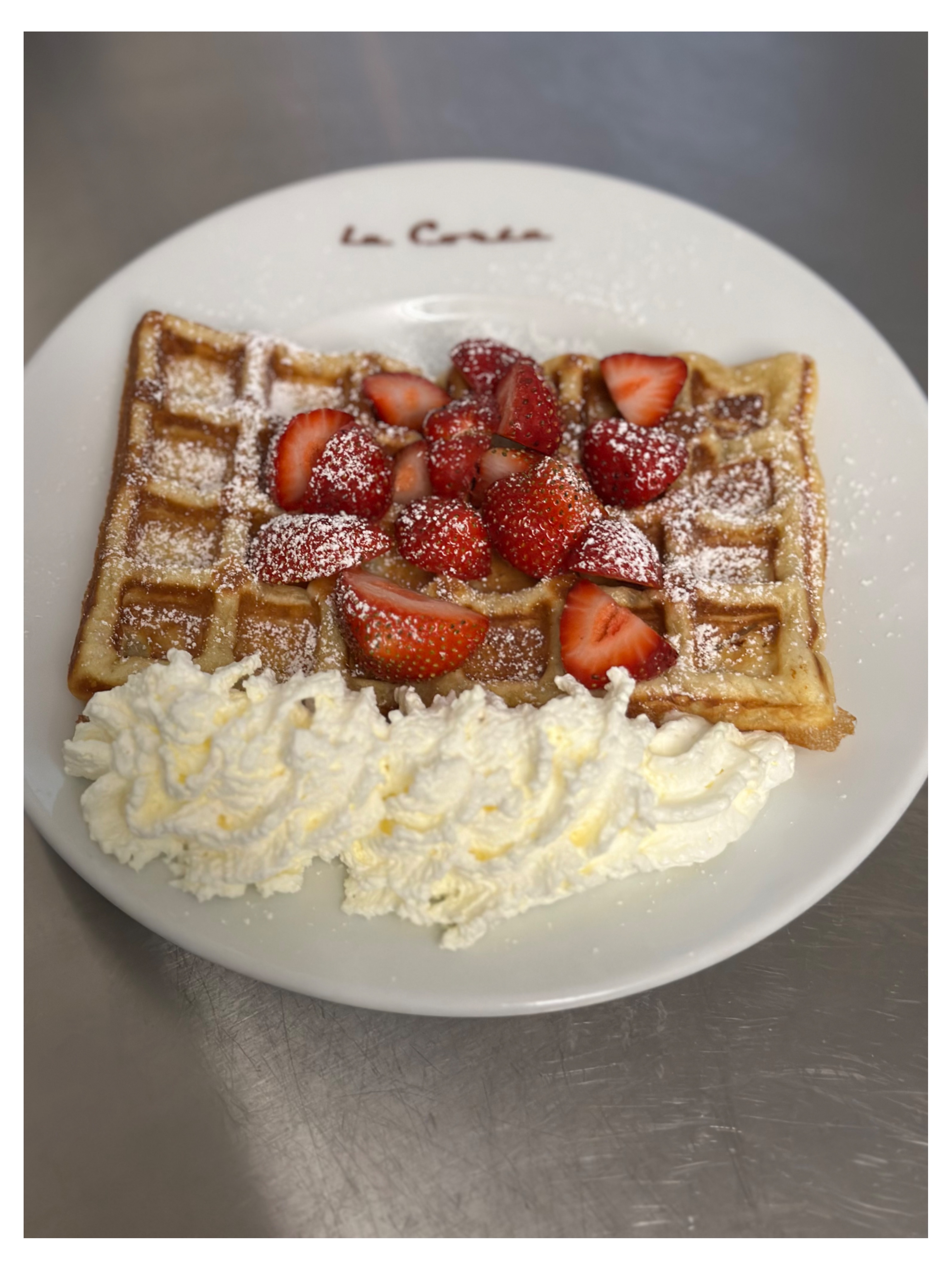 Waffel mit Erdbeeren und Sahne